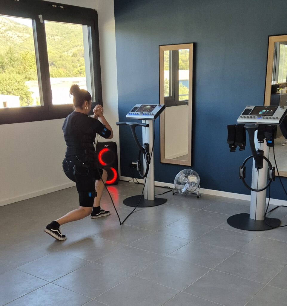 Coach EMS accompagnant une séance d’électrostimulation près d’Aubagne